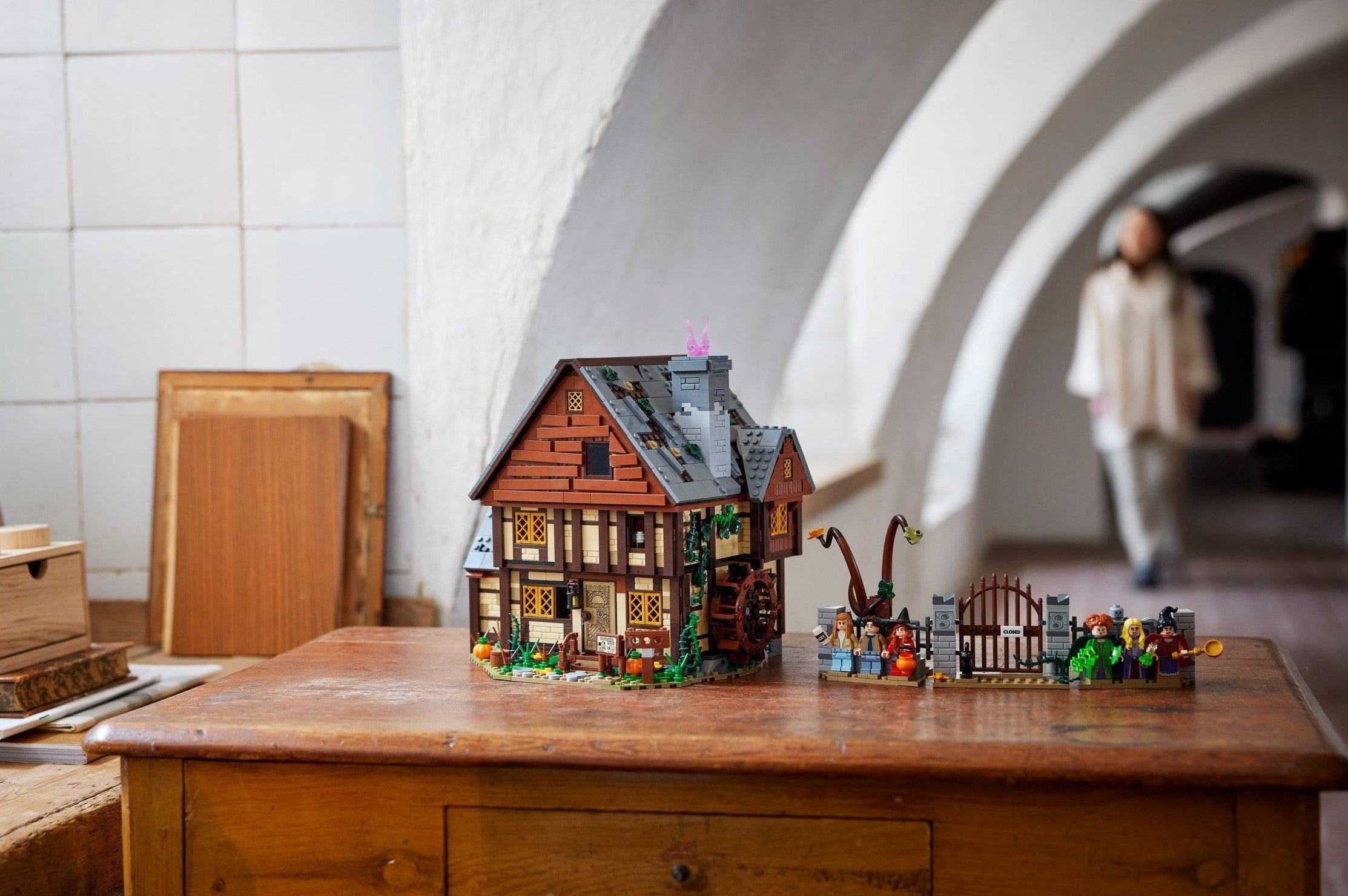 2316pcs 10900 Hocus Pocus The Sanderson Sisters' Cottage CN